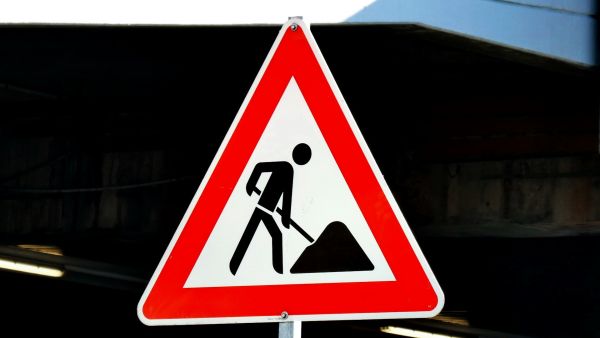 Les avantages des panneaux de signalisation pour vos chantiers à Nantes